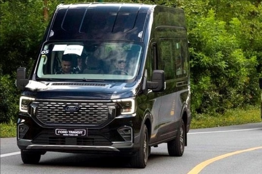 Dòng xe Ford Transit Premium+ 18 chỗ đắt hàng, cung không đủ cầu