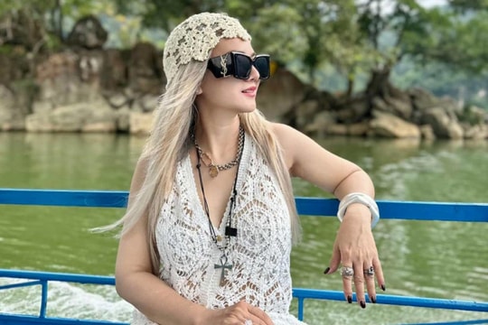 Những phụ nữ tự tin nuôi tóc bạc