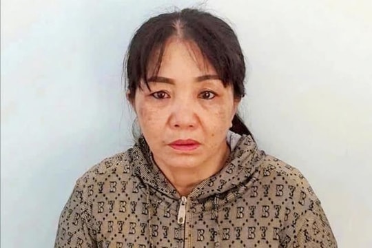 Bé gái bị mẹ nuôi tạt nước sôi