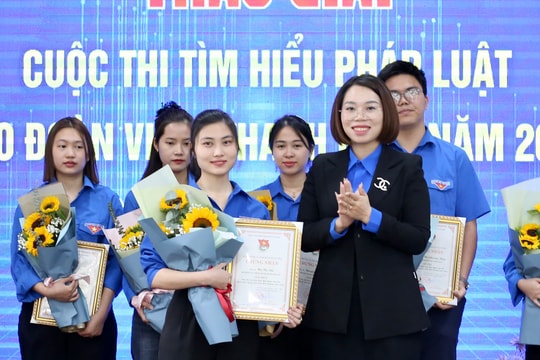 Giải nhất thi trực tuyến tìm hiểu pháp luật thuộc về 2 thanh niên xã Thống Kênh