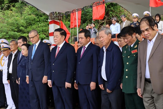 Đoàn công tác tỉnh Hải Dương dự kỷ niệm 60 năm bến Vũng Rô tiếp nhận chuyến hàng đầu tiên của tàu không số