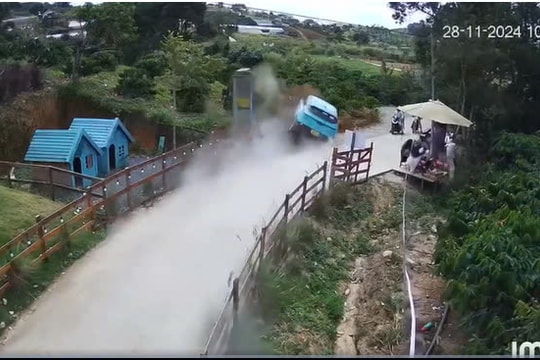 Taxi chở gia đình du khách Hà Nội lật nhào ở Đà Lạt, 2 vợ chồng bị thương, con tử vong