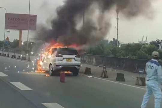 Ô tô bốc cháy gây kẹt xe 5 km trên cao tốc TP Hồ Chí Minh - Long Thành