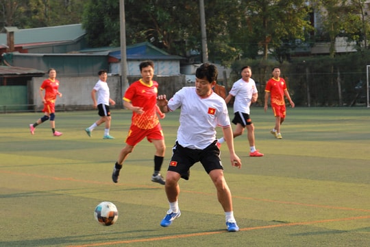 Lê Huỳnh Đức và nhiều cựu danh thủ bóng đá Việt Nam giao hữu tại Hải Dương