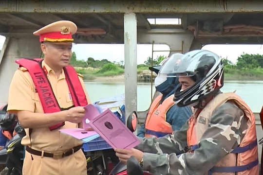 Khen thưởng tổ cảnh sát đường thủy cứu sống người đàn ông ở Tứ Kỳ bị đuối nước