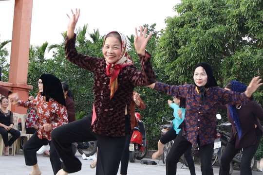 Điệu nhảy siêu đáng yêu của các ‘cụ bà’ thôn Văn Diệm (Ninh Giang)