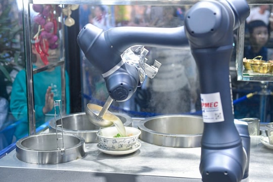 Du khách Hà Nội vây kín xem 'robot nấu phở', chờ hàng giờ để thưởng thức