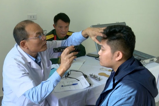 Quá nửa số thanh niên khám sức khỏe nghĩa vụ quân sự ở Kim Thành mắc tật khúc xạ về mắt