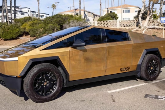 Chi 1,5 tỷ đồng mạ vàng 24K cho xe Tesla Cybertruck