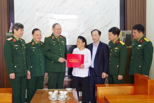 Ban Liên lạc sĩ quan cấp tướng tỉnh Hải Dương tặng quà các Bà mẹ Việt Nam anh hùng