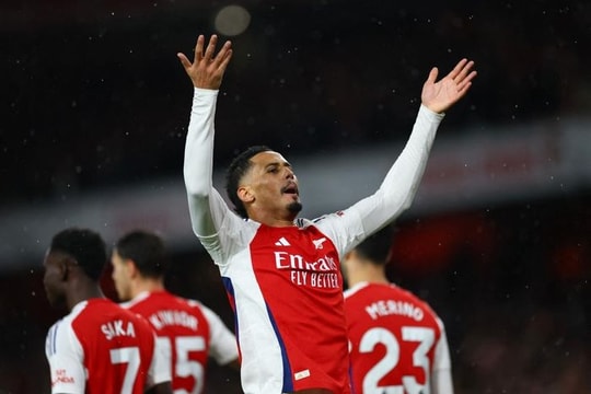 Arsenal đánh bại Man Utd bằng 2 quả phạt góc