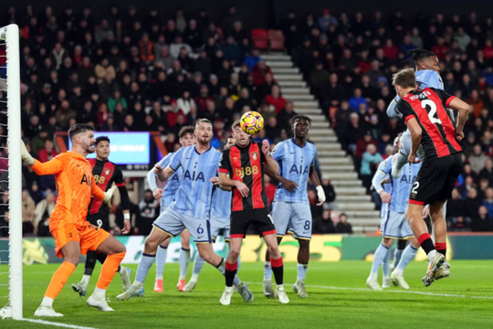 Hậu vệ 19 tuổi nhấn chìm Tottenham