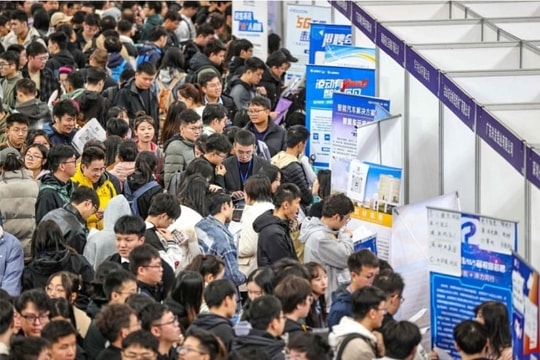 Người trẻ Trung Quốc đổ xô vào công chức