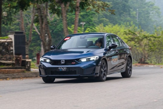 Honda mang Civic hybrid cho khách lái thử tại Công viên Yên Sở
