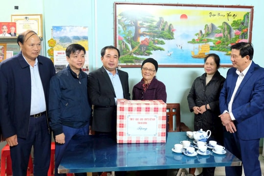 Đoàn công tác tỉnh Hải Dương thăm, tặng quà Bà Mẹ Việt Nam anh hùng, thương binh của tỉnh Cao Bằng
