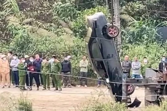 Thi thể nam giới trong ô tô dưới hồ thủy điện Hòa Bình là cán bộ ngân hàng