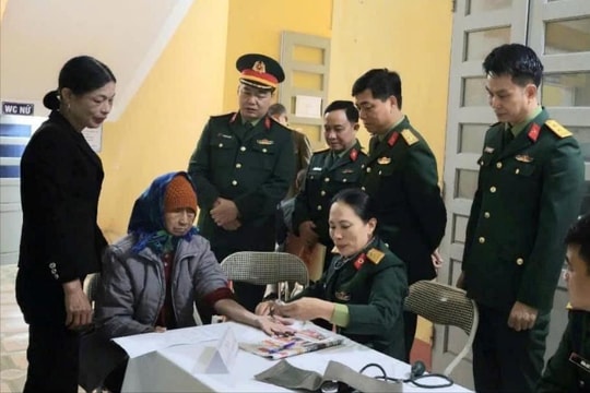 Bộ Chỉ huy quân sự tỉnh khám bệnh, tặng quà tại xã Thanh Giang
