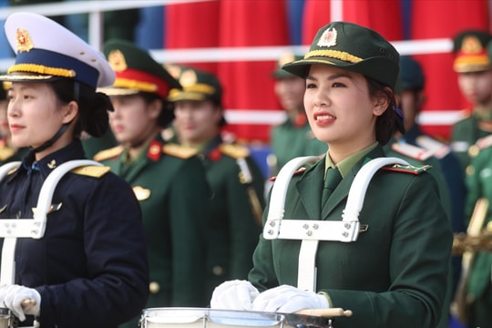 60 'bóng hồng' quân nhạc lần đầu trình diễn tại triển lãm quốc phòng Việt Nam