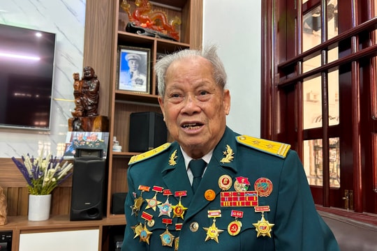 Anh hùng Phạm Văn Chắt chỉ huy bắn rơi máy bay B52 xuống hồ Ngọc Hà