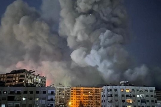 Israel tiến hành 300 cuộc không kích ở Syria, xe tăng chỉ còn cách Damascus 20km