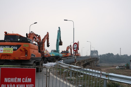 Tập kết máy móc cỡ lớn, chuẩn bị tháo dỡ cầu Phong Châu
