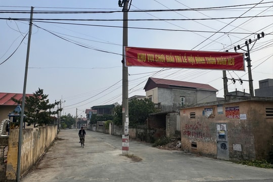 Cột điện nằm giữa đường