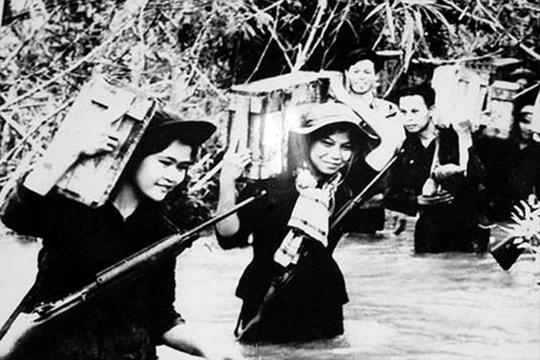 Đẹp lạ thường 'những bông hoa' trên tuyến lửa