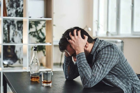 Đau đầu sau uống rượu bia cần làm gì?
