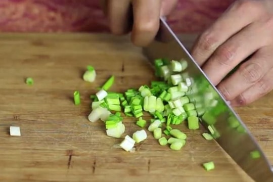 Một phụ nữ ở Quảng Ninh hôn mê vì hít phải hơi củ hành