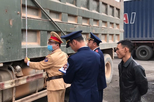 Xử phạt 18 trường hợp vi phạm liên quan đến xe quá tải tại Kinh Môn