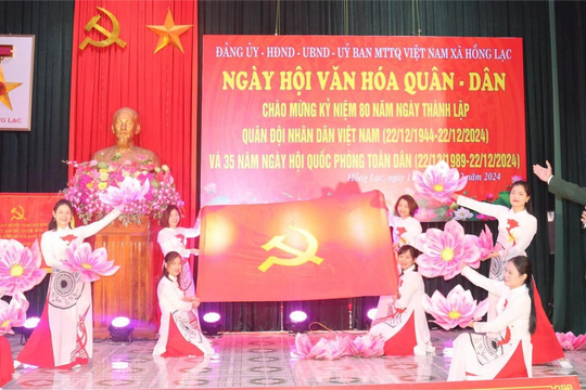 Quân nhân quê Hồng Lạc tặng quà trong ngày hội văn hóa quân-dân