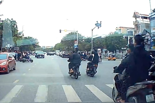 Phóng nhanh, vượt đèn đỏ va chạm với người đi đường