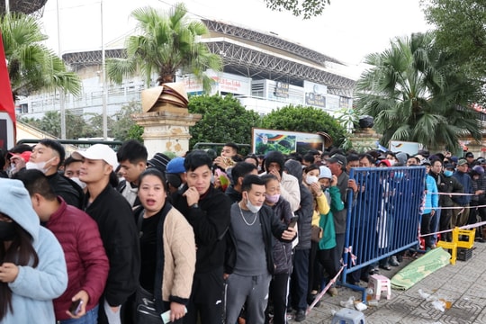 Nghìn người dầm mình trong giá rét 'săn' vé xem tuyển Việt Nam