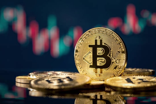 Giá Bitcoin lại vượt mốc 100.000 USD