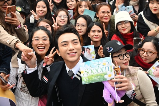 Nghệ sĩ mỏi tay ký tặng fan concert 'Anh trai vượt ngàn chông gai'