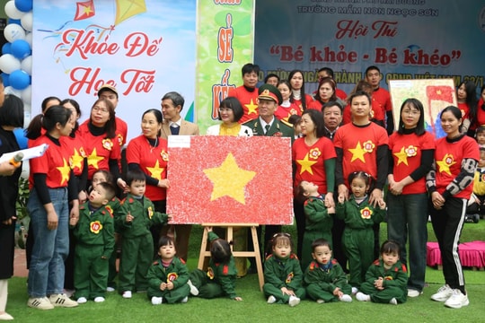 Trẻ mầm non Ngọc Sơn (TP Hải Dương) trải nghiệm làm chiến sĩ