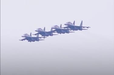 Biên đội tiêm kích Su30-MK2 huấn luyện nhào lộn trên bầu trời Hà Nội