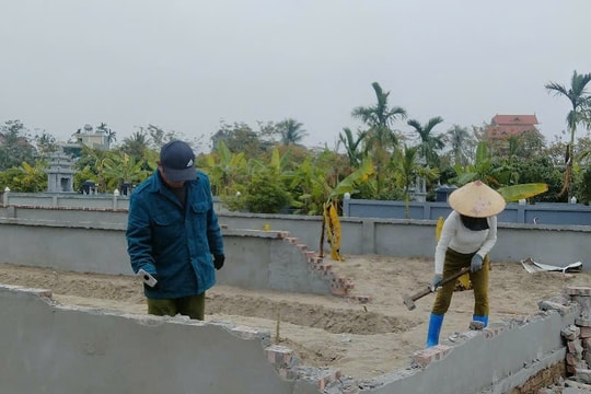10 hộ ở xã Cẩm Việt (Thanh Hà) tự tháo dỡ tường bao xây trái phép để đặt mồ mả