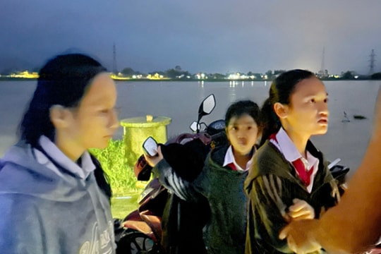 Cứu sống 3 nữ sinh bị nước lũ cuốn trôi ở Quảng Nam