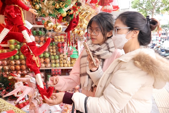Đồ trang trí Giáng sinh giữ giá, nhiều mẫu mã