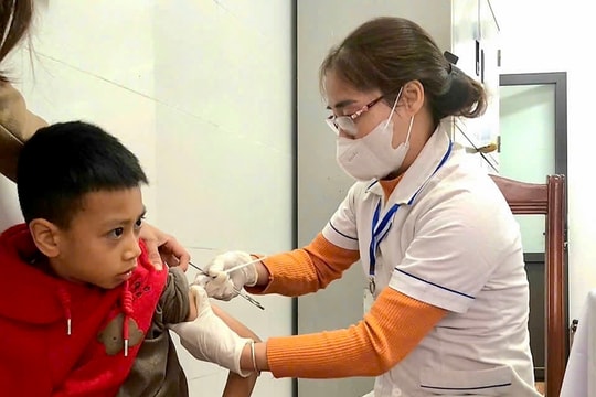 Lần đầu Hải Dương đồng loạt tiêm phòng bạch hầu, uốn ván cho trẻ