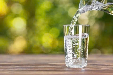 Vì sao khi say rượu nên uống nhiều nước?