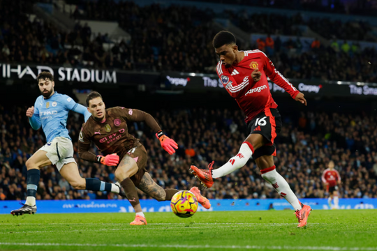 Man Utd thắng ngược Man City