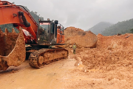 Nổ mìn xử lý khối đá hơn 100 tấn chắn đường Nha Trang - Đà Lạt do sạt lở