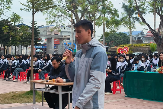 Học sinh đóng vai trốn tránh nghĩa vụ quân sự tại phiên tòa giả định ở Thanh Hà