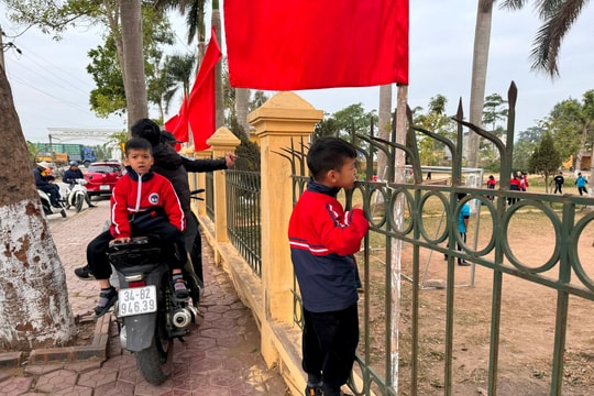 Tường bao của Trường Tiểu học và THCS Thái Học gây nguy hiểm