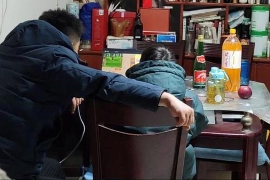 Suýt chết vì đau tim khi dạy con học