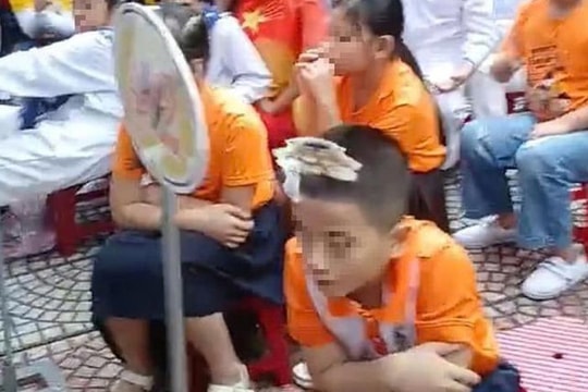 Học sinh ở Đà Nẵng phải mặc áo cộc co ro đồng diễn giữa trời rét, nhà trường nói gì?
