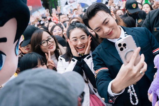 Giới trẻ ngày càng chịu chi để 'đu idol'