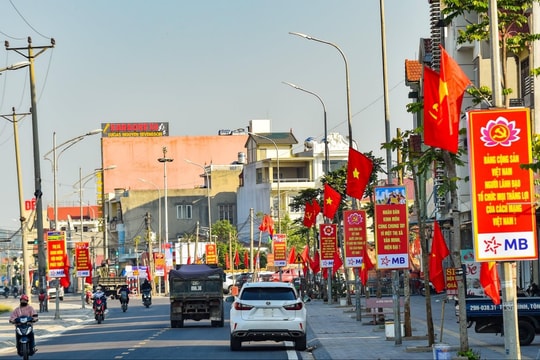Đường phố Kinh Môn rực rỡ cờ hoa